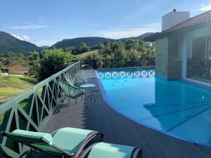 Bazén v ubytování Villa Ongizatea maison d'Architecte à 10 minutes de St Jean de Luz nebo v jeho okolí
