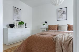 เตียงในห้องที่ Practical flat in vibrant SoFo, construction work