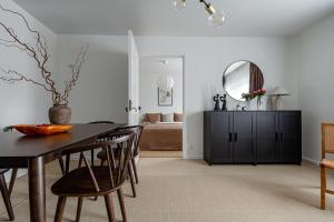 ภาพในคลังภาพของ Practical flat in vibrant SoFo, construction work ในสต็อกโฮล์ม