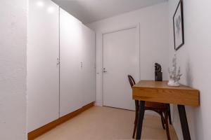 ภาพในคลังภาพของ Practical flat in vibrant SoFo, construction work ในสต็อกโฮล์ม