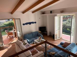 奇尼斯traversa 8, aeroporto的带沙发和电视的客厅以及阳台。