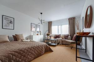 um quarto com uma cama e uma sala de estar em Budget studio in hip SoFo - construction work em Estocolmo