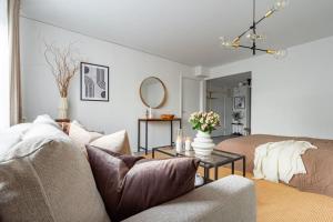 Uma área de estar em Budget studio in hip SoFo - construction work