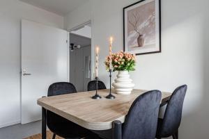 斯德哥尔摩Budget studio in hip SoFo - construction work的餐桌、椅子和花瓶 更多13张照片