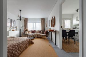 Uma cama ou camas num quarto em Budget studio in hip SoFo - construction work