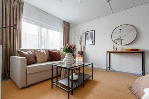 Uma área de estar em Budget studio in hip SoFo - construction work