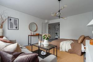 Uma cama ou camas num quarto em Budget studio in hip SoFo - construction work