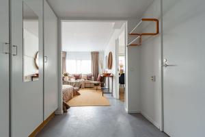 斯德哥尔摩Budget studio in hip SoFo - construction work的走廊设有卧室和客厅