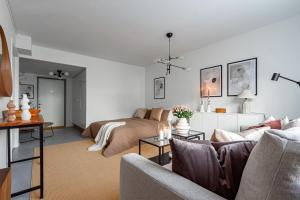 Uma área de estar em Budget studio in hip SoFo - construction work