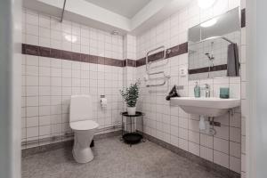 Uma casa de banho em Budget studio in hip SoFo - construction work
