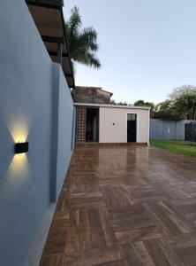 a patio with a light on the side of a house at Depto completo de 1 dormitorio en CDE Area 4 in Ciudad del Este