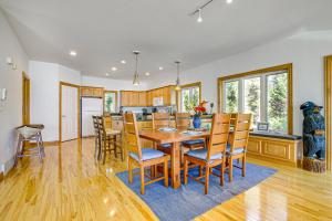 Η κουζίνα ή μικρή κουζίνα στο Beach Access on Lake Michigan Sturgeon Bay Home