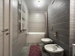 Mirandis Apartments - Modern Stays with Free Parking near Coresi Mall的一间浴室