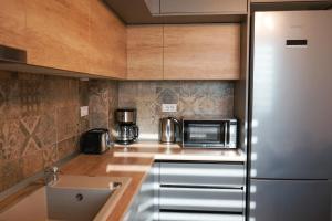 Mirandis Apartments - Modern Stays with Free Parking near Coresi Mall的厨房或小厨房