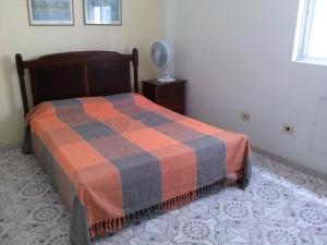Cama o camas de una habitación en Apartamento Pitangueiras Guarujá