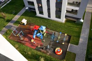 Mirandis Apartments - Modern Stays with Free Parking near Coresi Mall的儿童游玩区