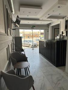 Un salón con una fila de sillas y un mostrador. en مساكن العروبة للشقق المخدومة, en Riad