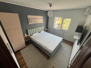 Postel nebo postele na pokoji v ubytování Apartament Anya Calimanesti + 23 fotografií