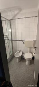 a bathroom with a toilet and a bidet and a sink at Casa do Outeirinho in Castelo de Vide