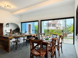 a kitchen and dining room with a table and chairs at Ampla Casa com piscina a 100m da Praia da Vila Nova - IMB001 in Imbituba