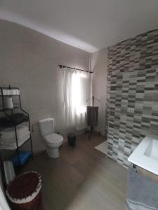 une salle de bain avec toilettes, lavabo et fenêtre dans l'établissement Cortijo El Pajaroto, à Matanegra 13 autres photos