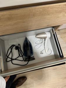 Un cajón con un secador de pelo y un secador de pelo. en Majestic Old Town Apartments, en Bratislava
