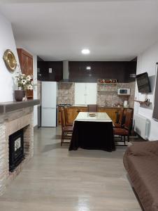 een keuken en eetkamer met een tafel en een open haard bij Cortijo El Pajaroto in Matanegra +14 foto's