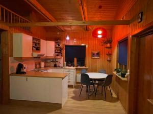 Küche/Küchenzeile in der Unterkunft Dreamy cabin with a garden