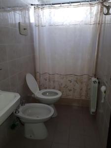 a bathroom with a toilet and a sink and a shower at Los Picaflores in Colón