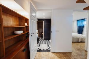 Voodi või voodid majutusasutuse Spacious apartment near the Airport and Bus station toas