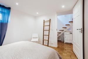 Voodi või voodid majutusasutuse Spacious apartment near the Airport and Bus station toas