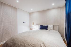 Voodi või voodid majutusasutuse Spacious apartment near the Airport and Bus station toas