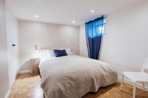 Voodi või voodid majutusasutuse Spacious apartment near the Airport and Bus station toas