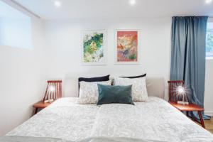 Voodi või voodid majutusasutuse Spacious apartment near the Airport and Bus station toas