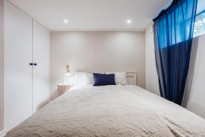 Voodi või voodid majutusasutuse Spacious apartment near the Airport and Bus station toas