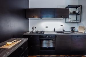 Köök või kööginurk majutusasutuses Spacious apartment near the Airport and Bus station