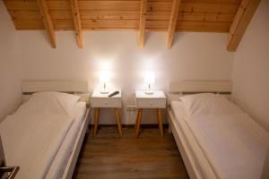 Postel nebo postele na pokoji v ubytování Ferienhaus "Glück Auf! II" Mellumplate 27 + 27 fotografií