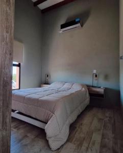 Un dormitorio con una cama grande en una habitación. en Terramar, en Las Toninas 10 fotos más