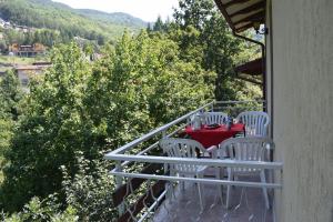 リオルナートにあるRelax sull'Appenninoの家のバルコニーにテーブルと椅子