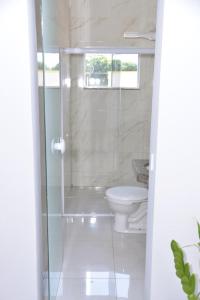 Ένα μπάνιο στο Residencial Jasmim Apto 05