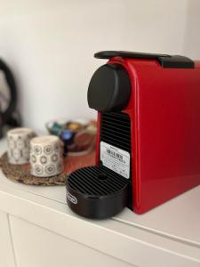 Tetera y cafetera en Silla Studiò - piccolo appartamento a due passi dal Vaticano