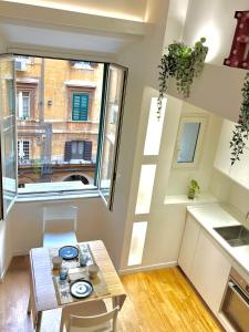 Una cocina o kitchenette en Silla Studiò - piccolo appartamento a due passi dal Vaticano