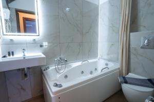 Koupelna v ubytování Kallinikos Guesthouse