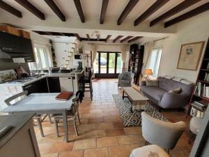 Una cocina y una sala de estar con un sofá y una mesa. en Secret Escape, en Gardefort