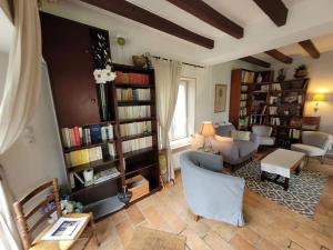 una sala de estar con un sofá y una mesa en Secret Escape, en Gardefort