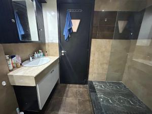 Un baño con lavabo y ducha en Sérénité & Confort - Agadir, en Agadir 10 fotos más