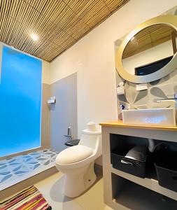 ParaísoにあるNirvana Beach Homeのバスルーム(トイレ、鏡付) +44枚の写真