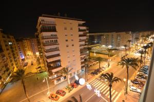 una vista aérea de una ciudad por la noche en Apartamento Victoria, en Cádiz