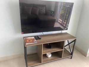 a living room with a table and a mirror at City Scape Serenity Kingston in Tunbridge