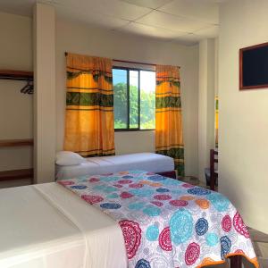 Postel nebo postele na pokoji v ubytování Hostal Laurita Beach